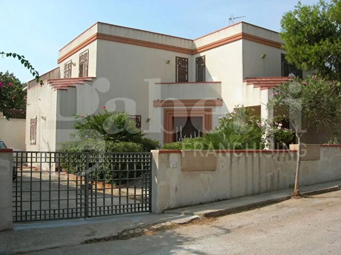 Casa con 5 locali in vendita in Via Pignatelli Snc, Campobello Di Mazara