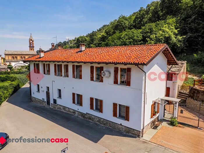 Casa con 8 locali in vendita in Via Istituto Pollano, Cavour
