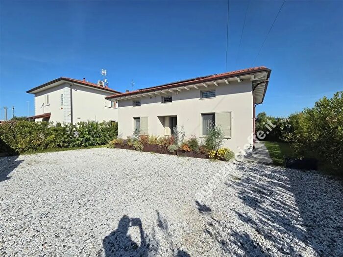 Casa con 6 locali in vendita in Massa