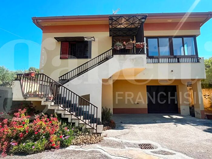Casa con 10 locali in vendita in Via Giuseppe Garibaldi, Rocchetta E Croce