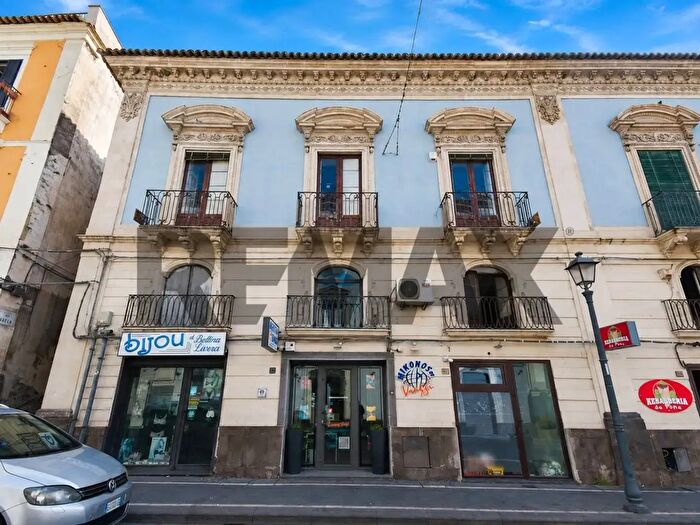 Casa con 12 locali in vendita in Via Greco, Adrano
