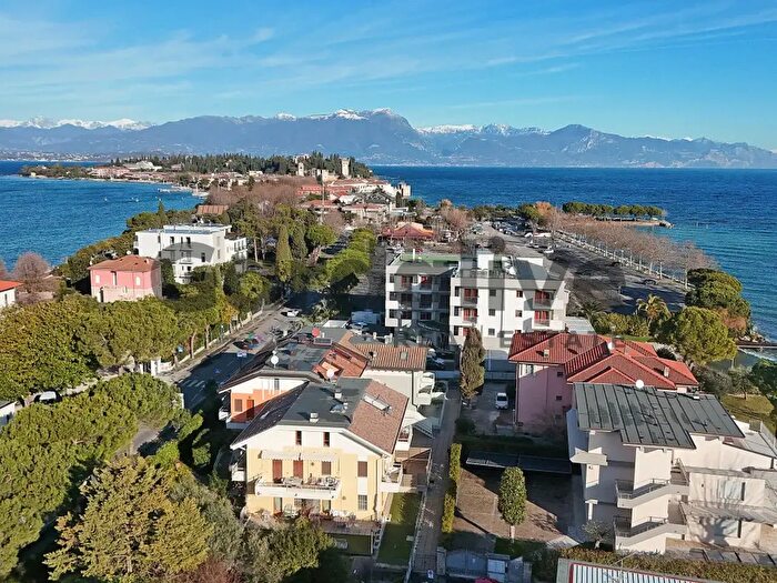 Appartamento trilocale in vendita in Via Santi, Sirmione