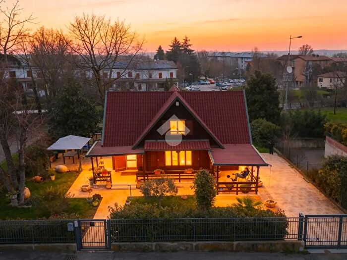 Casa con 8 locali in vendita in Villa Singola Via Pasquino Pigoni, Reggio Emilia