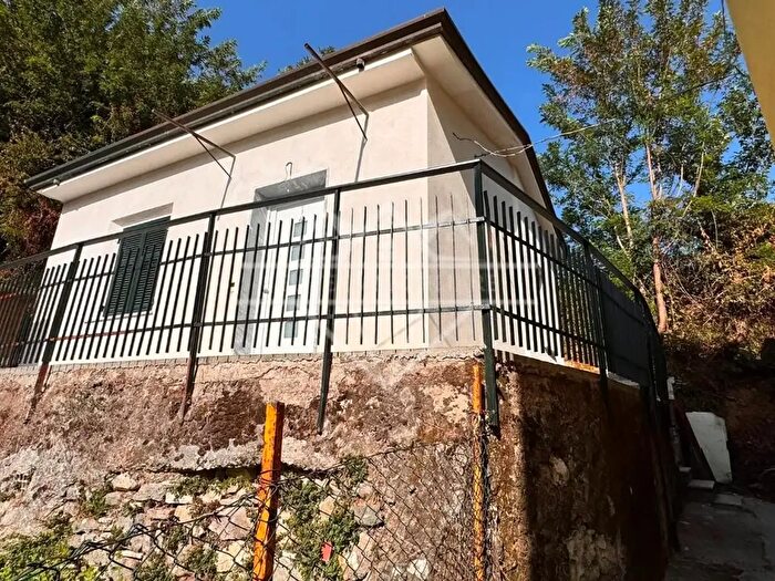 Casa trilocale in vendita in Carrara