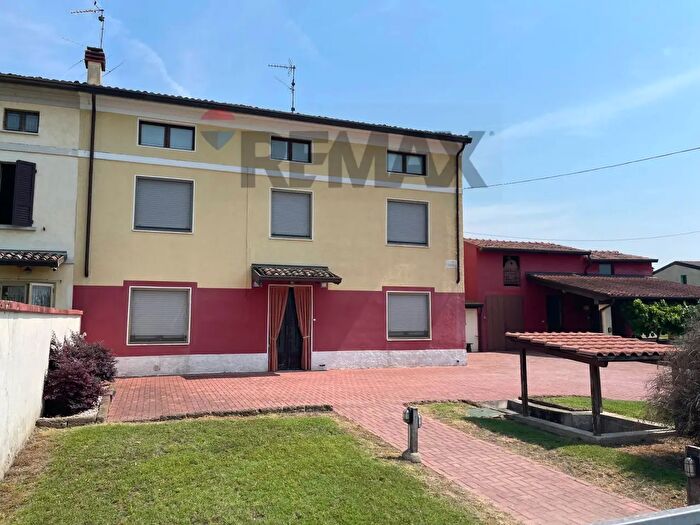 Casa con 10 locali in vendita in Strada Rassica, Castel Goffredo