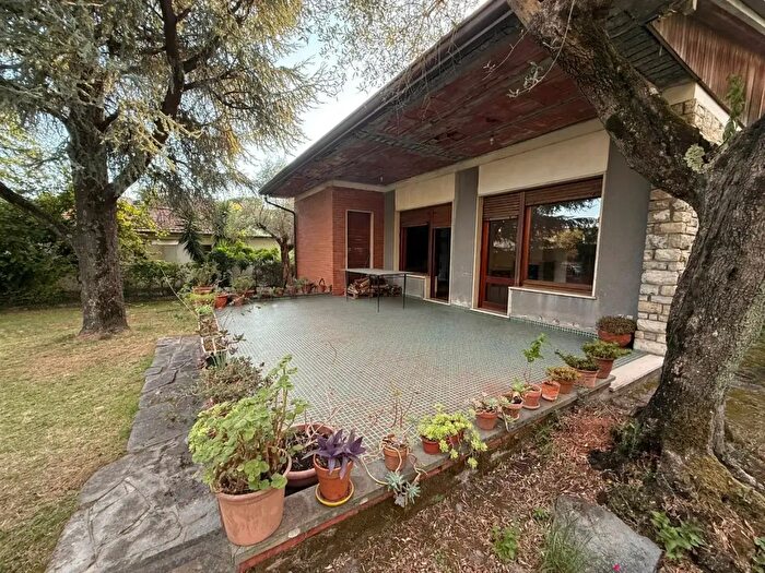 Casa con 8 locali in vendita in Massa