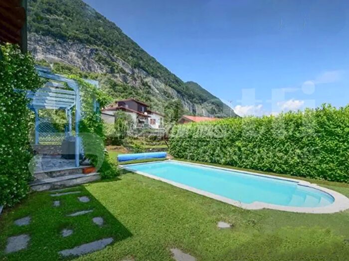 Casa con 7 locali in vendita in Caslino DErba