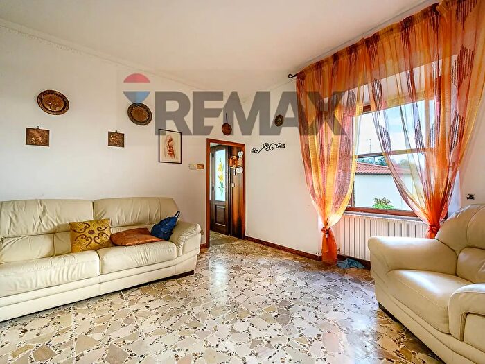 Appartamento trilocale in vendita in Piazza Mazzini, Rosignano Marittimo