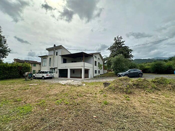 Casa con 10 locali in vendita in Capannori