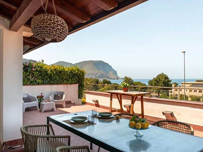 Casa trilocale in affitto in Via Ducezio, Addaura, Palermo