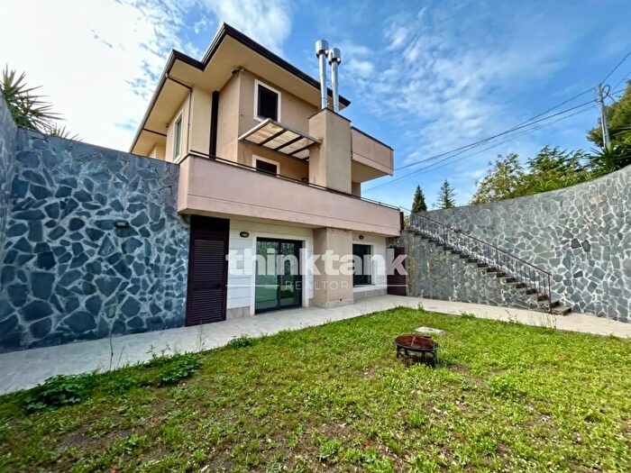 Casa con 9 locali in vendita in Via delle Ginestre, Pedara