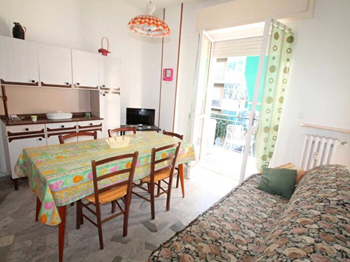 Appartamento trilocale in affitto in Via Firenze, Borghetto Santo Spirito