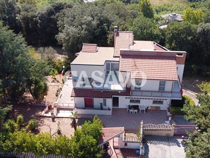 Casa con 8 locali in vendita in Via Capri, Termoli