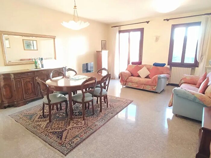 Casa con 5 locali in vendita in Via Polesine, Padova