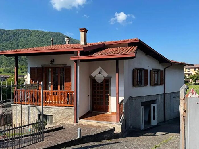 Casa quadrilocale in vendita in Via Campear, Solto Collina