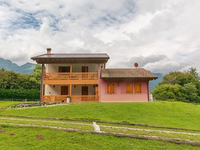 Casa con 7 locali in vendita in Via Ronche, Feltre