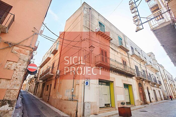 Appartamento con 8 locali in vendita in Corso VI Aprile, Alcamo