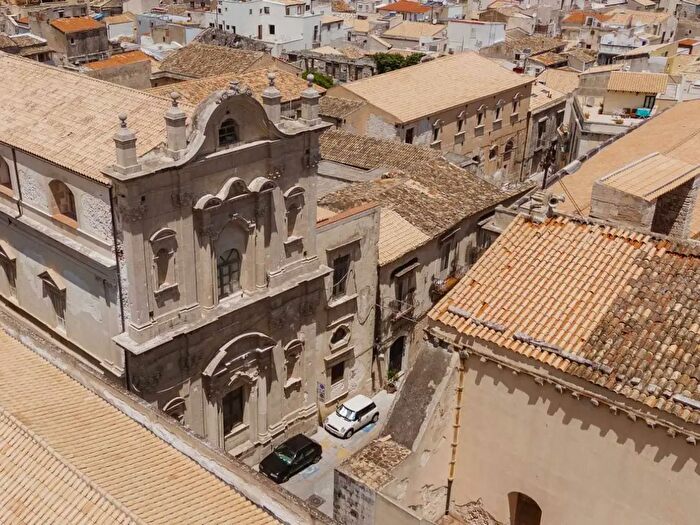 Casa con 9 locali in vendita in Siracusa