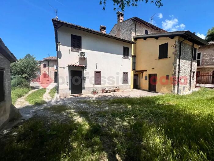 Casa trilocale in vendita in Fraz San Giacomo Via Inghilterra, Spoleto