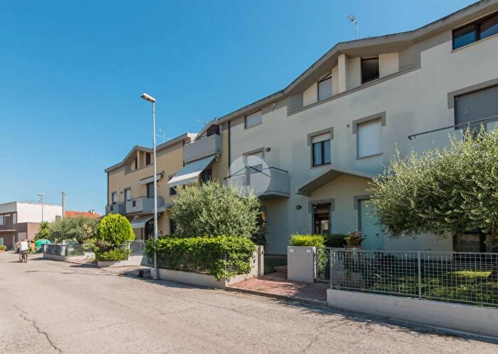 Casa con 5 locali in vendita in Via Cesare Battisti, Cartoceto