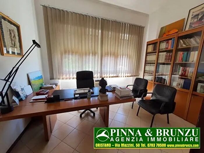 Appartamento con 5 locali in vendita in Via Canalis, Oristano