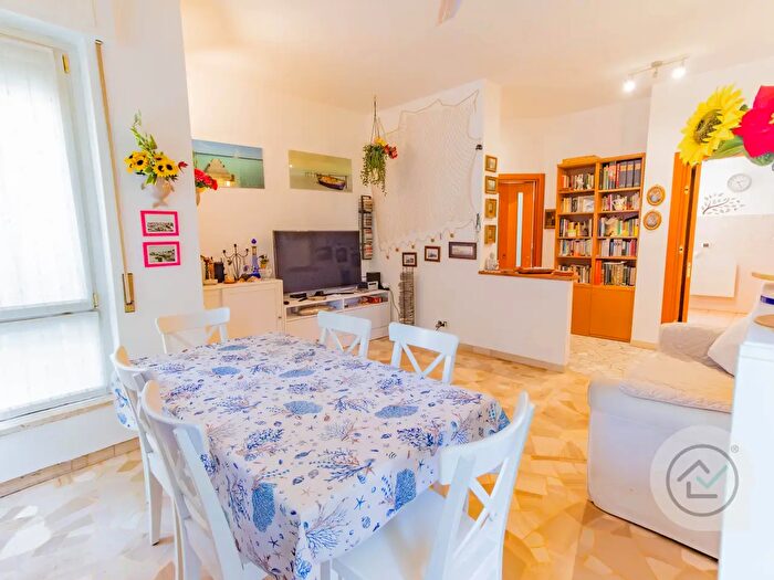 Appartamento quadrilocale in vendita in Via Montello, Varese