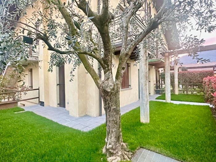 Appartamento trilocale in affitto in Via Generale dalla Chiesa, Corte Franca