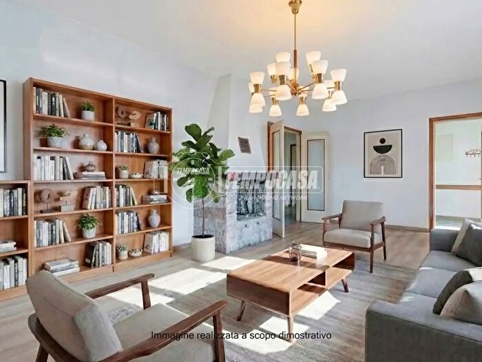 Appartamento quadrilocale in vendita in Via Busen, Comabbio