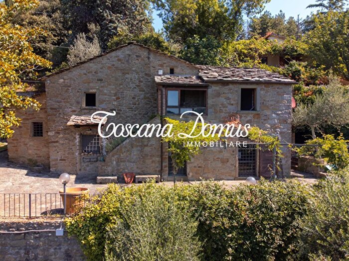 Casa con 6 locali in vendita in Cortona