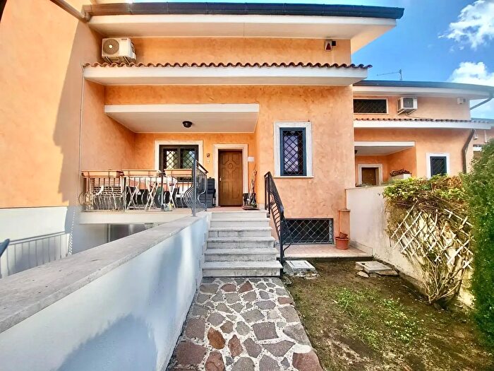 Casa quadrilocale in vendita in Viale di Castel Porziano, Roma