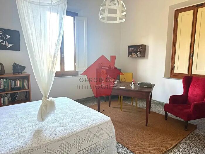 Casa con 10 locali in vendita in Empoli