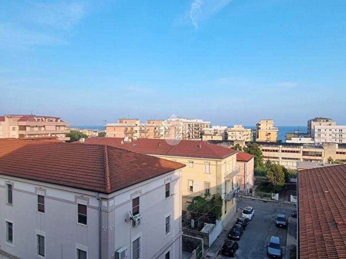 Appartamento con 5 locali in affitto in Vle Crotone, Catanzaro Lido, Catanzaro