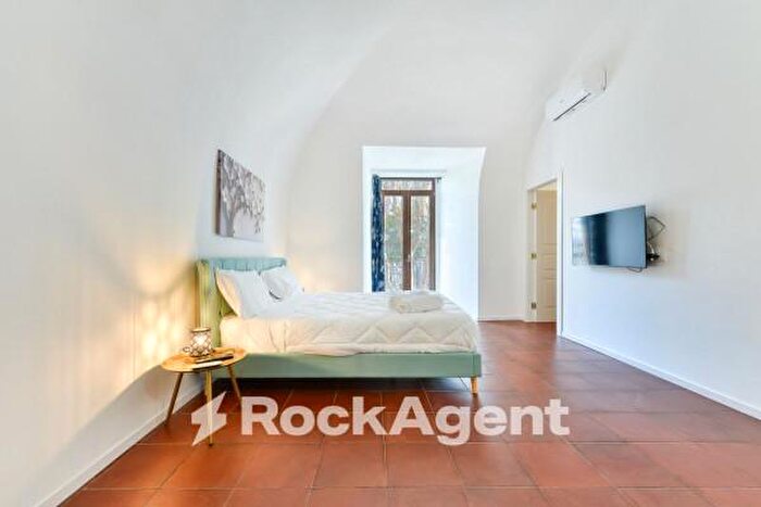 Appartamento con 6 locali in vendita in Via Foria, Napoli