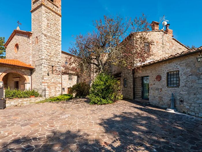 Casa con 16 locali in vendita in Castellina In Chianti