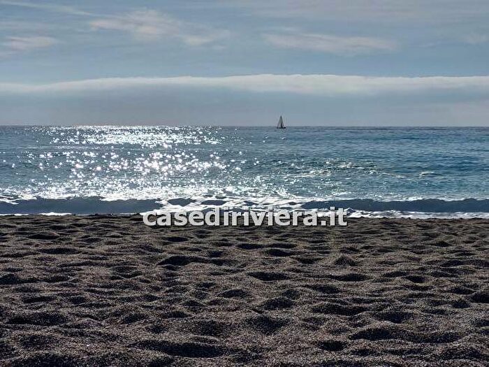 Appartamento con 5 locali in vendita in Via Madonna, Centro, Finale Ligure