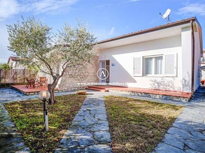 Casa con 6 locali in affitto in Via Piave, Centro, Forte dei Marmi