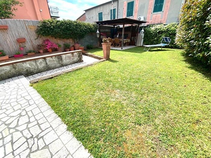 Casa con 7 locali in vendita in a Quercioli, Massa