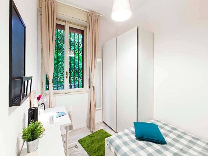 Appartamento quadrilocale in affitto in Via Antonio Panizzi, Lorenteggio, Milano