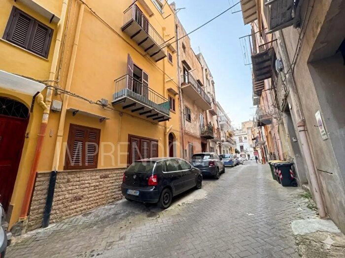 Casa con 12 locali in vendita in Via Orlando Vittorio Emanuele, Carini