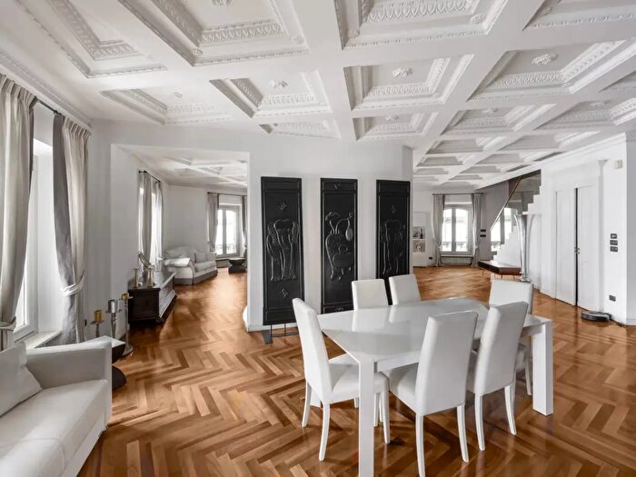 Appartamento con 8 locali in affitto in Via Pietro Micca, Torino