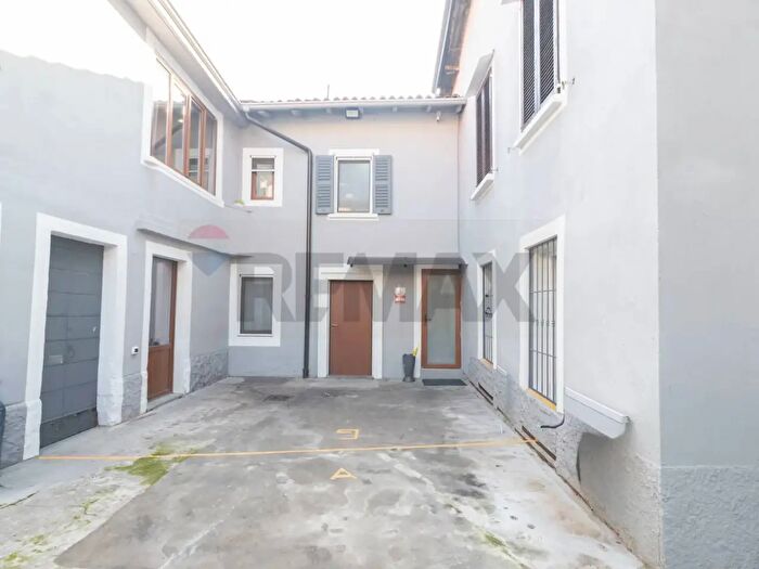 Appartamento con 7 locali in vendita in Via Luigi Cabiati, Barzago