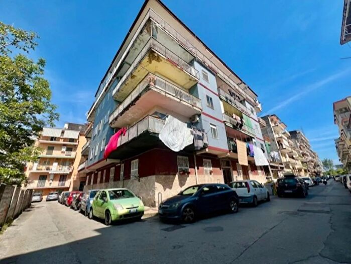 Appartamento trilocale in vendita in Via Trovatore, Napoli