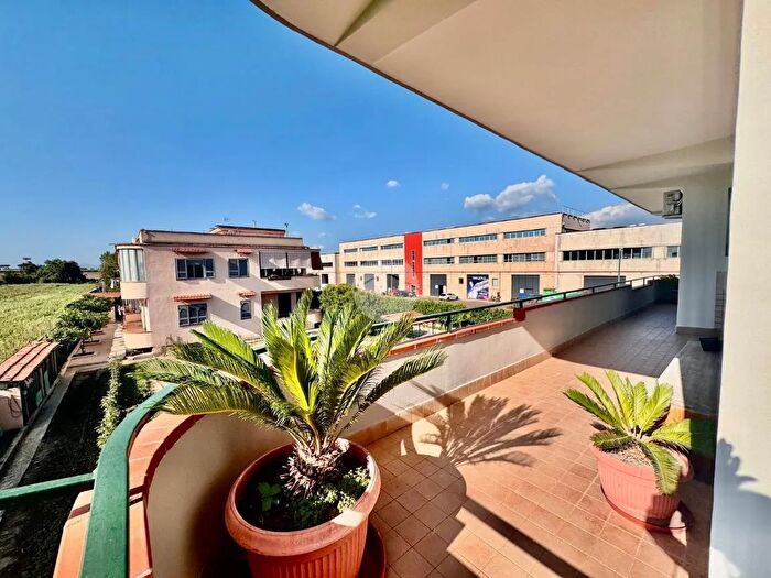 Appartamento trilocale in affitto in Via Stromboli, Casoria