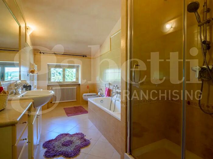 Appartamento con 6 locali in vendita in Via delle Laudi Snc, Gubbio