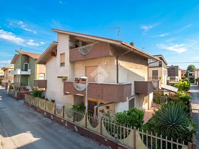 Appartamento trilocale in vendita in Via Vomano, Citta' Sant'Angelo