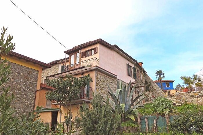 Casa con 6 locali in vendita in Bagnone