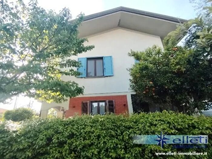 Casa con 6 locali in vendita in Massa