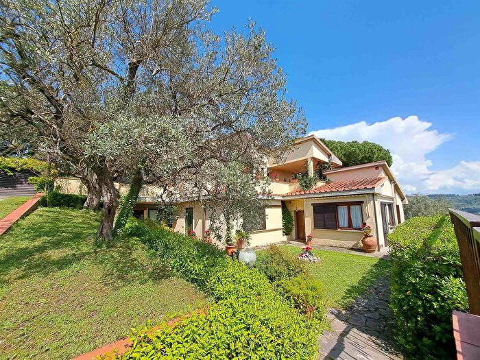 Appartamento con 7 locali in affitto in Via Bolognese, Firenze