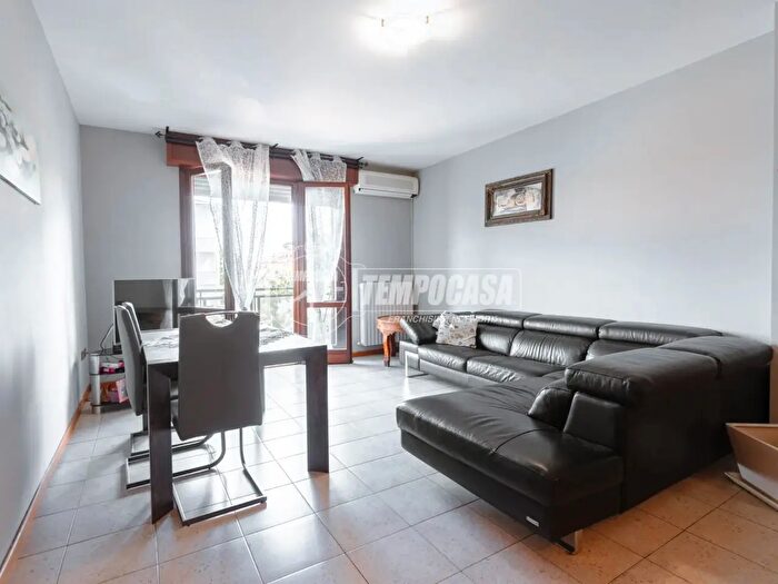 Appartamento trilocale in vendita in Via Cornadura, Vignola