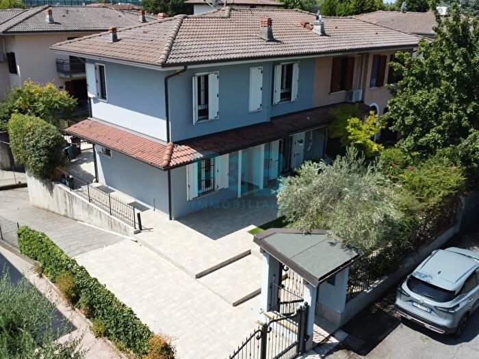 Casa con 8 locali in vendita in Via Sandro Pertini, Brescia